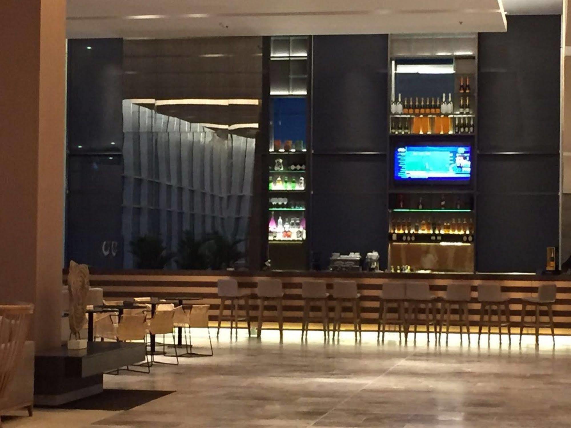 Estelar Cartagena De Indias Hotel Y Centro De Convenciones Exterior photo The bar at the lobby